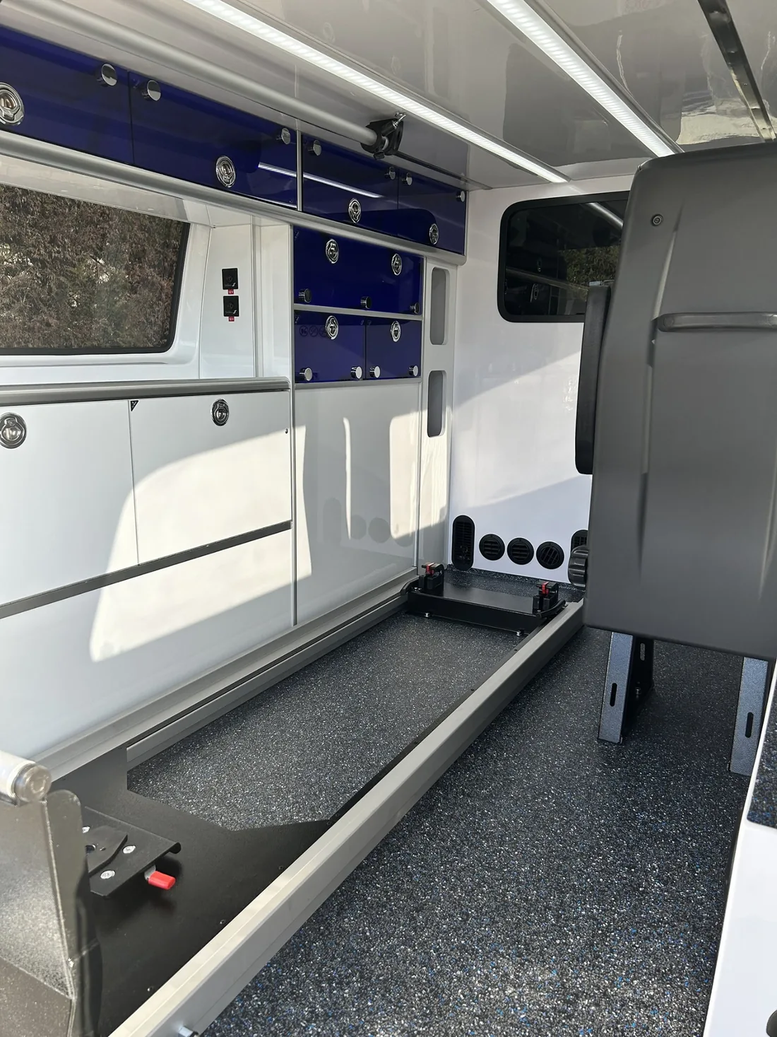 Rangements et espace patient dans un véhicule sanitaire